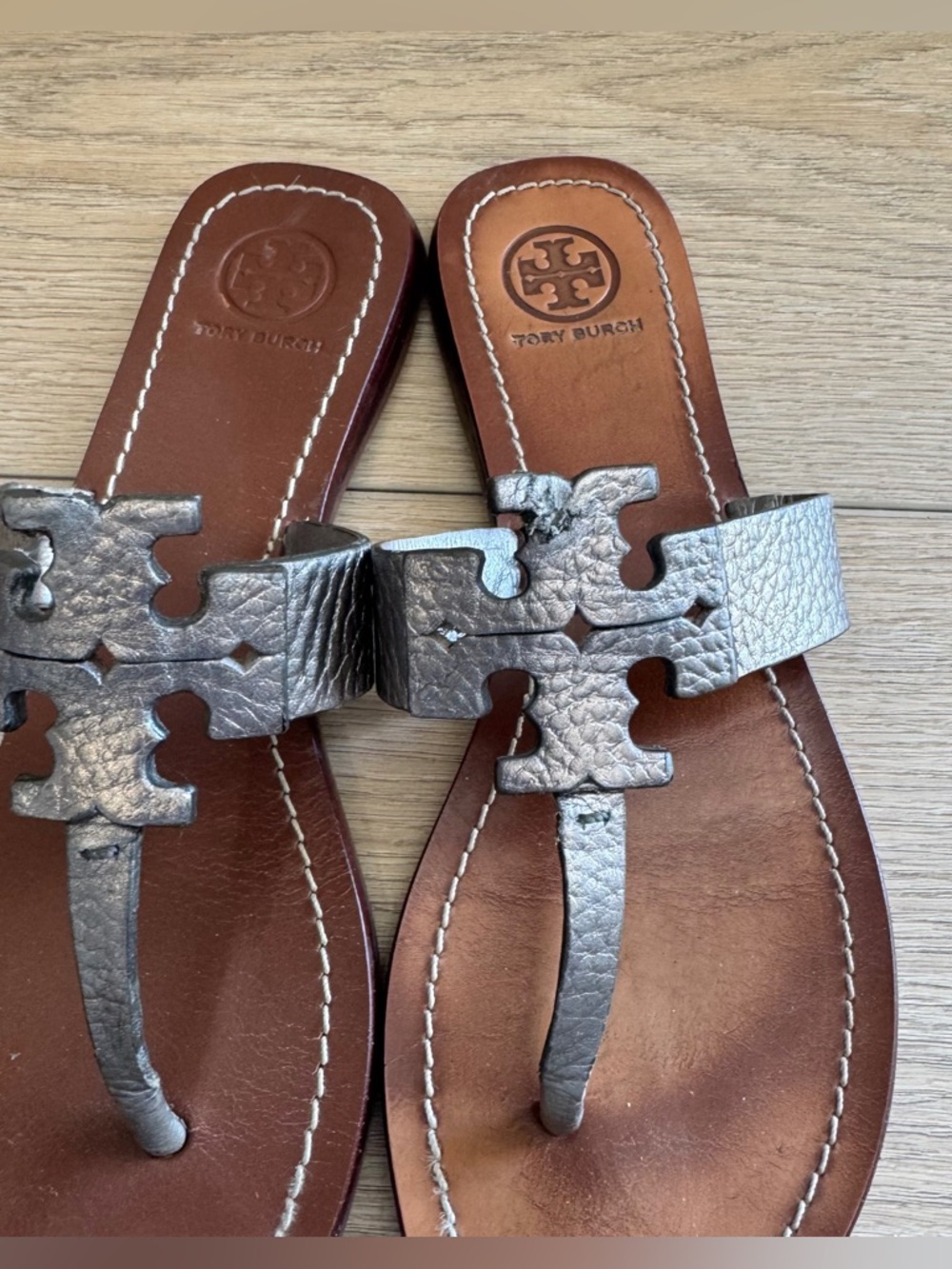 Tory Burch Moore metallic pewter leather thong sandals size 7 - Picture 2 of 6